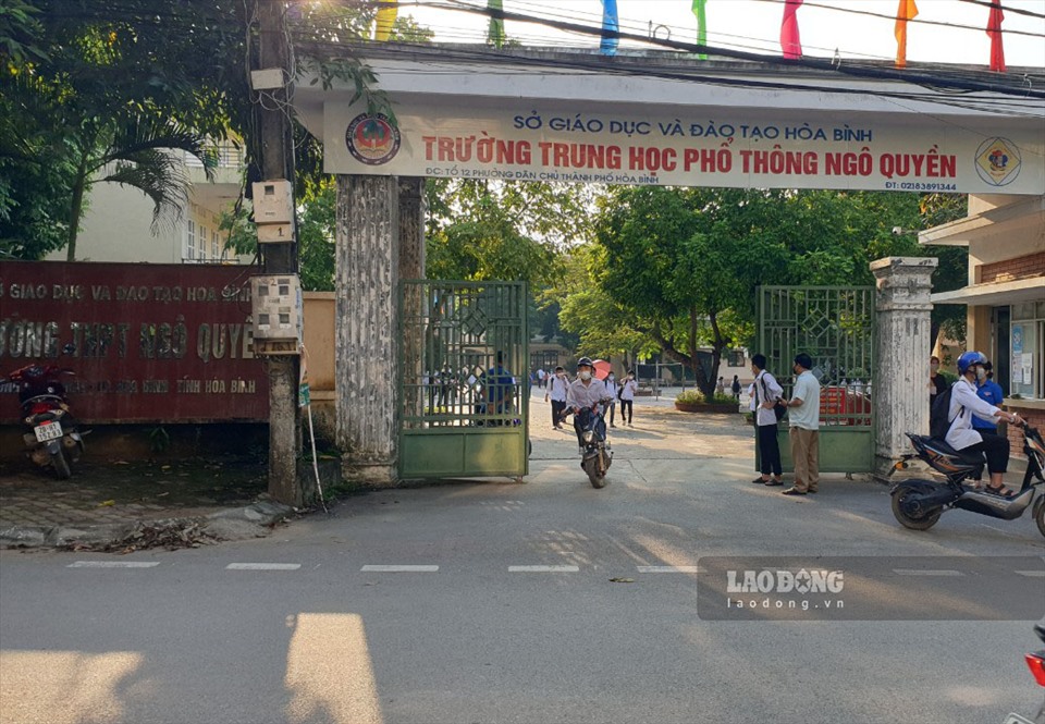 Tình trạng học sinh “đầu trần đi xe” đã không còn tại trường THPT Ngô Quyền. Ảnh: An Trịnh.
