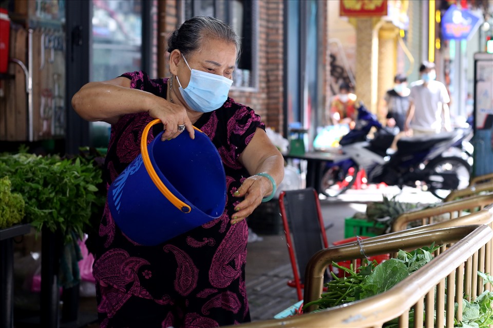 Quản lý một quán bar cho biết các loại rau, trái cây quán chủ yếu lấy hàng ở Đà Lạt, giá bán cũng không hơn ngoài chợ.