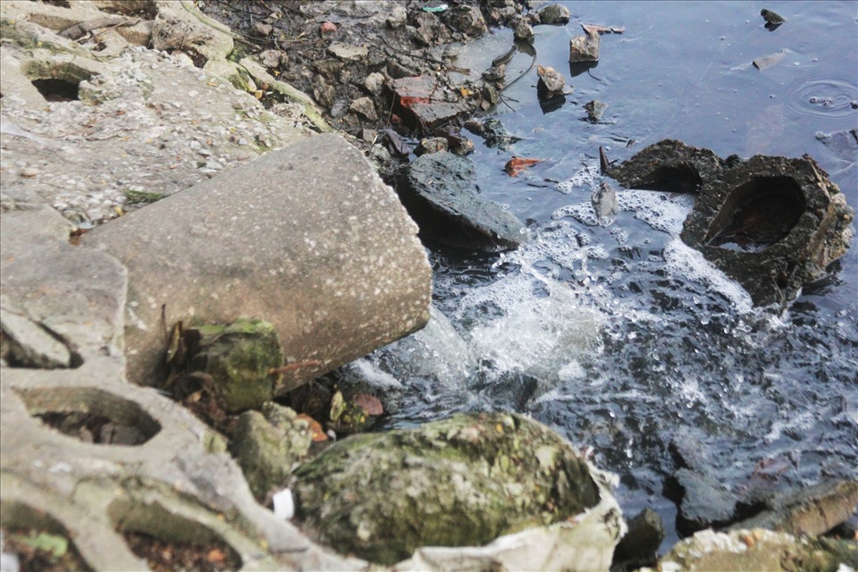 Nước thải sinh hoạt chưa qua xử lý đổ thẳng ra hồ gây ô nhiễm môi trường hồ.