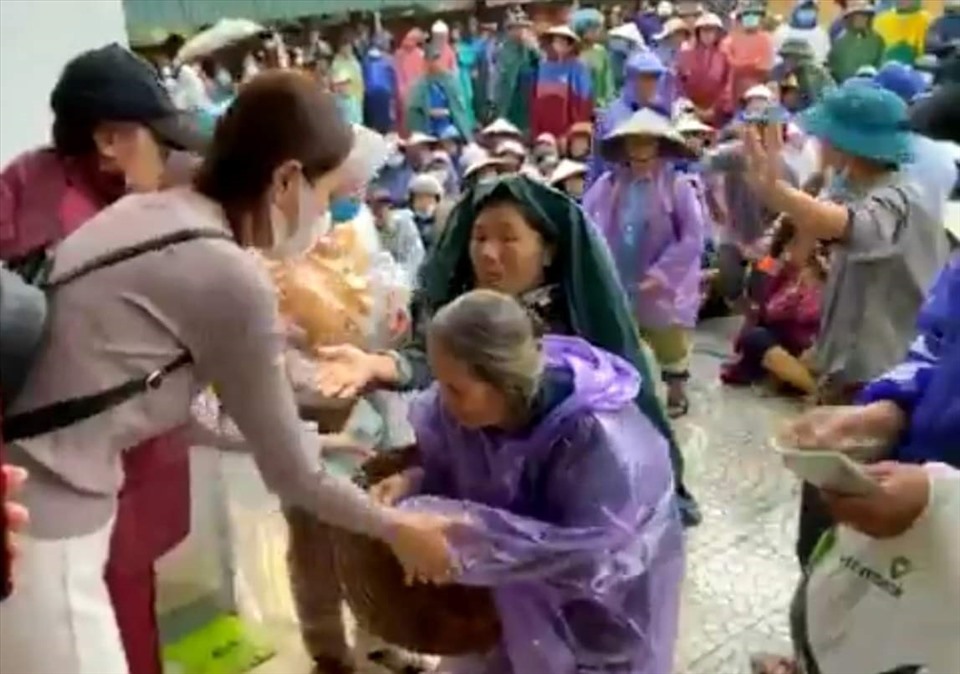 Thủy Tiên trực tiếp trao hỗ trợ cho người dân vùng lũ Quảng Bình. Ảnh: CTV