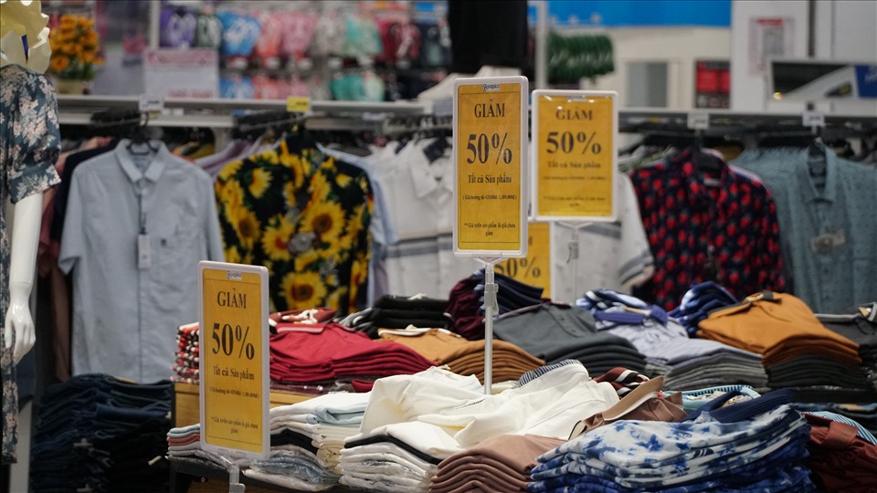 Nhiều mặt hàng Sale đến 50%.