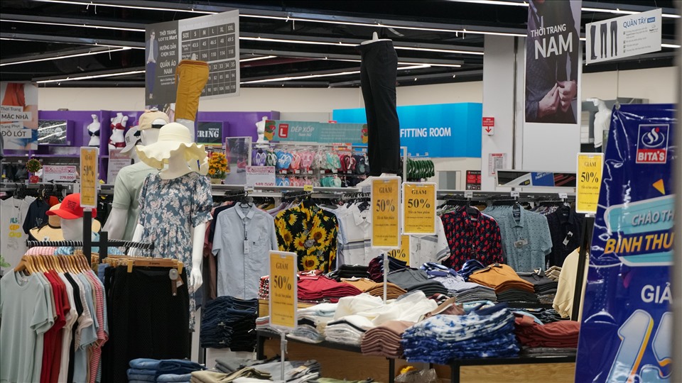 Anh Hoàng Văn Tuấn, quản lý quầy hàng quần áo trong siêu thị Lotte cho biết, khách thưa thớt, nếu có cũng chỉ đi xem, còn doanh thu tại quầy gần như không có nhưng vẫn phải mở. Theo anh Tuấn, lượng khách giảm đáng kể lên đến 80% so với thời điểm trước dịch.