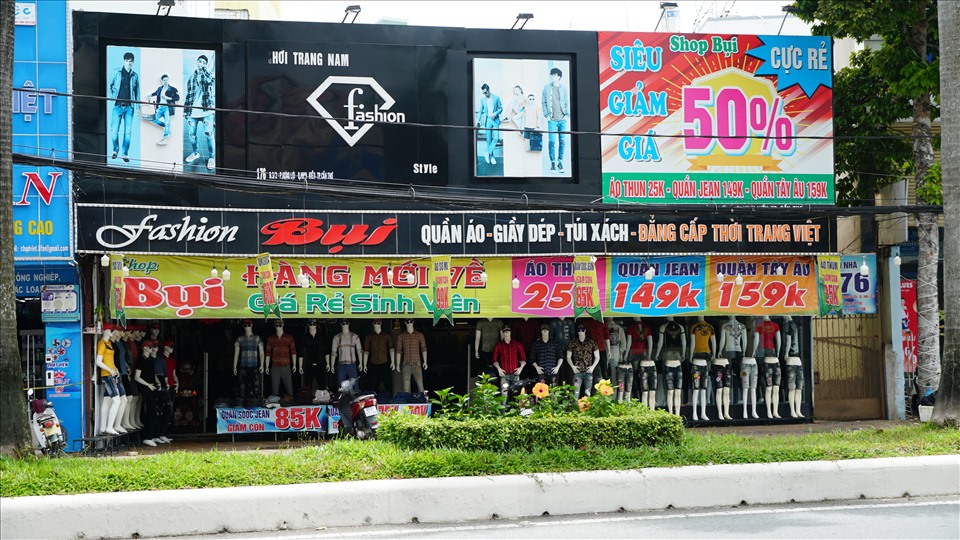 Cửa hàng thời trang dành cho tuổi teen trước dịch vốn đông khách nhưng giờ cũng bán rất chậm do học sinh, sinh viên nghỉ học.