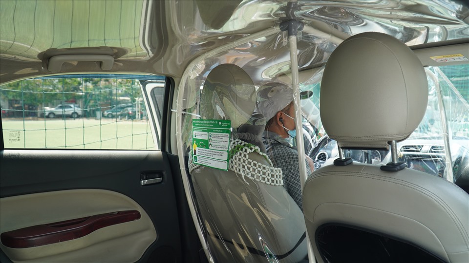 Toàn bộ xe GrabCar Protect sẽ được trang bị vách ngăn giữa tài xế và hành khách. Ảnh Grab