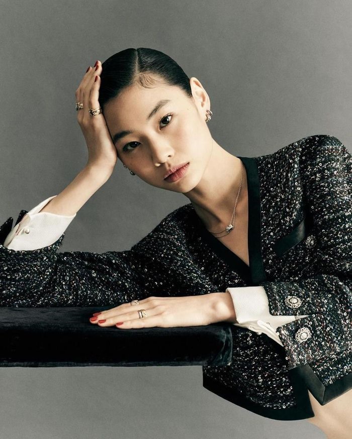 Trước khi được biết đến với tư cách diễn viên, Jung Ho Yeon là một người mẫu có tiếng. Cô từng tham gia trình diễn cho bộ sưu tập xuân-hè 2017 của Louis Vuitton và góp mặt trong chiến dịch quảng cáo cho bộ sưu tập pre-fall của thương hiệu xa xỉ này.