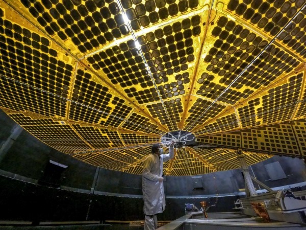 Tấm pin mặt trời của Lucy. Ảnh: NASA/Lockheed Martin