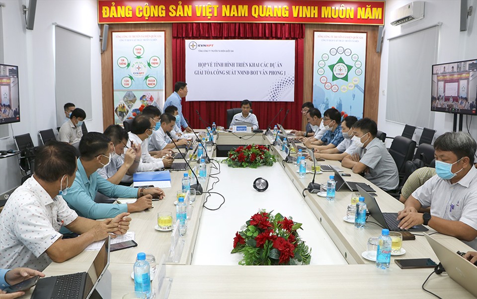 Ông Nguyễn Tuấn Tùng – Chủ tịch HĐTV EVNNPT chủ trì cuộc họp về tình hình triển khai các dự án giải tỏa công suất NMNĐ BOT Vân Phong 1. Ảnh: EVNNPT