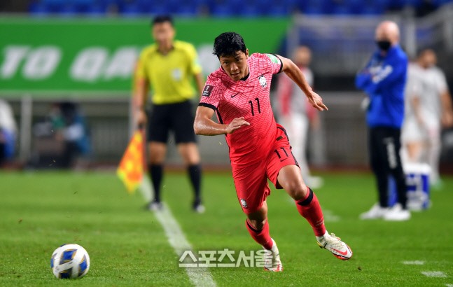 Tiền đạo Hwang Hee-chan của Hàn Quốc đã bỏ lỡ 2 cơ hội tốt trong hiệp 1. Ảnh: Yonhap.