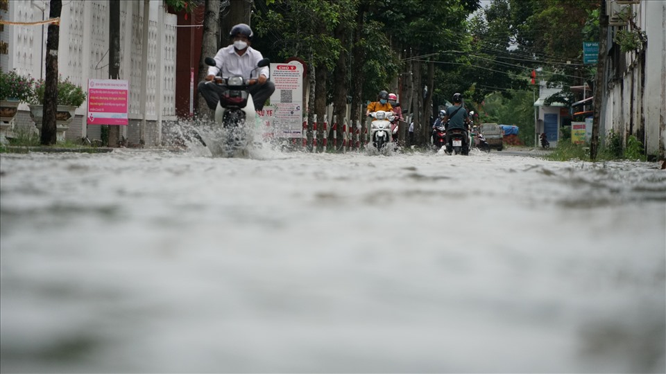 Theo ghi nhận của PV Lao Động chiều tối 7.10, tại một số tuyến đường phố trung tâm cho thấy, nhiều nơi đường bị ngập rất sâu, gây khó khăn cho các phương tiện qua lại như: Nguyễn Văn Cừ, CM T8, cầu Cồn Khương,…
