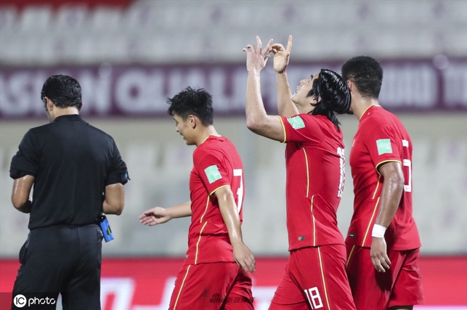 Dù vậy, sự thiếu thông tin từ hàng thủ đã khiến đội tuyển Việt Nam phải nhận bàn thua ở phút bù giờ cuối cùng. Người ghi bàn là tiền đạo đang thi đấu tại Tây Ban Nha Wu Lei. Anhr: Sina Sports.