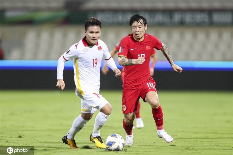 Tuy nhiên, đội tuyển Việt Nam cũng có một vài cơ hội đáng chú ý được tạo ra bởi Quang Hải, Tiến Linh trong hiệp 1 trận đấu. Ảnh: Sina Sports