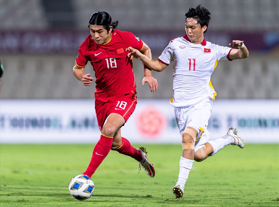 Đội tuyển Việt Nam và tuyển Trung Quốc nhập cuộc thận trọng và có ít tình huống bóng hấp dẫn trong hiệp một trận đấu. Ảnh: VFF