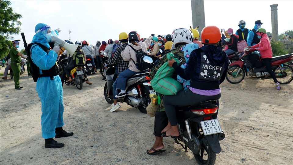 Công an tỉnh Ninh Thuận hướng dẫn người dân trở về quê bằng xe máy tại Khu công nghiệp Phước Nam. Ảnh: Huỳnh Hải.