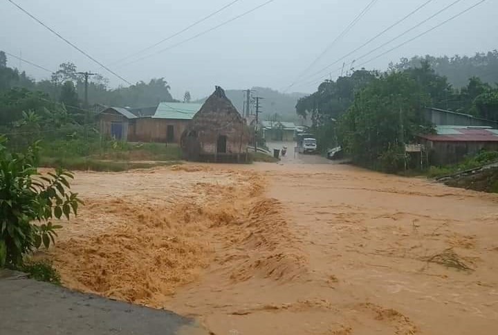 Tại xã Lăng, huyện Tây Giang, nước ngập sâu khoảng 50cm và Km 17+650 (ngầm tràn) nước ngập sâu khoảng 40cm, nước chảy xiết gây ách tắc giao thông.