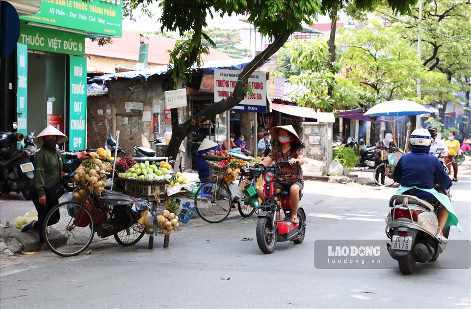 Lấn chiếm vỉa hè trước cổng chợ Thái Hà làm nơi buôn bán không đảm bảo phòng dịch.