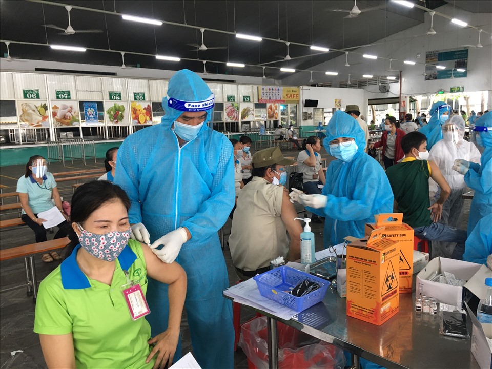 Công nhân Công ty CP Taekwang Vina tiêm vaccine để được đi làm. Ảnh: Hà Anh Chiến