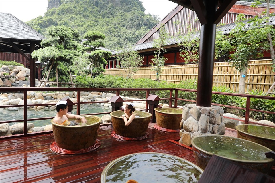 Du khách sẽ được trải nghiệm khi tắm Onsen. Ảnh: Hà