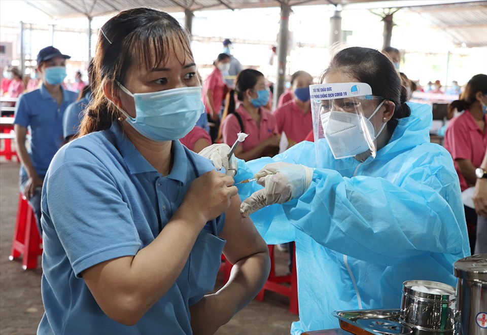 Nhân viên y tế tiêm vắc xin phòng COVID-19 cho người lao động tại Công ty TNHH MeiSheng Việt Nam