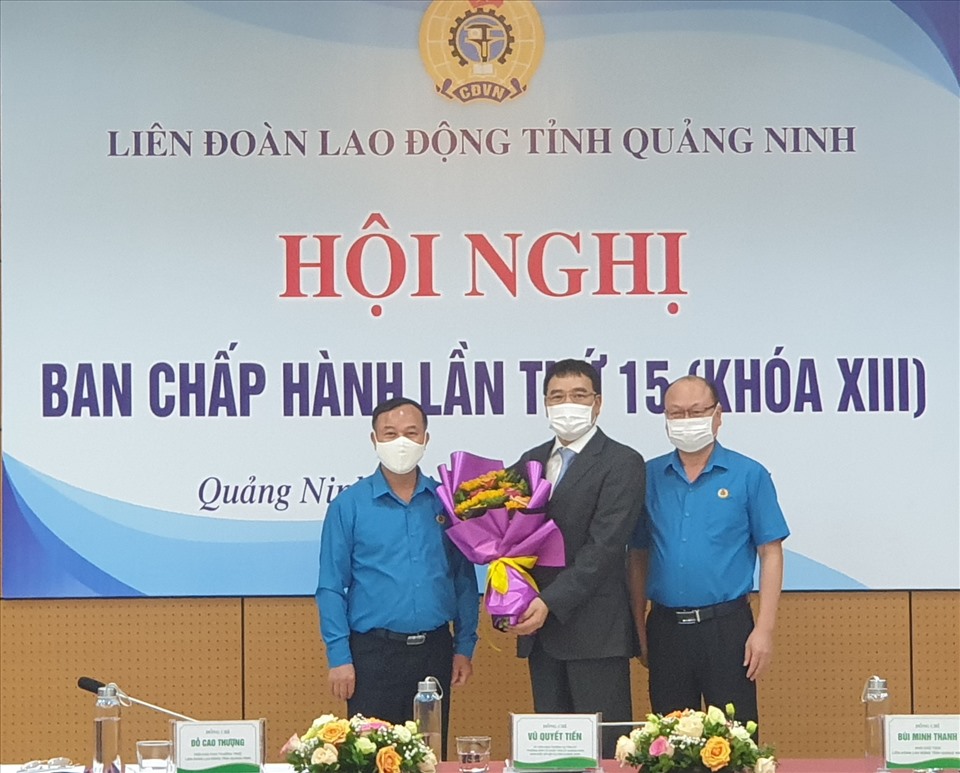 Tân Chủ tịch LĐLĐ Quảng Ninh nhiệm kỳ 2018 – 2021 (giữa). Ảnh: Nguyễn Hùng