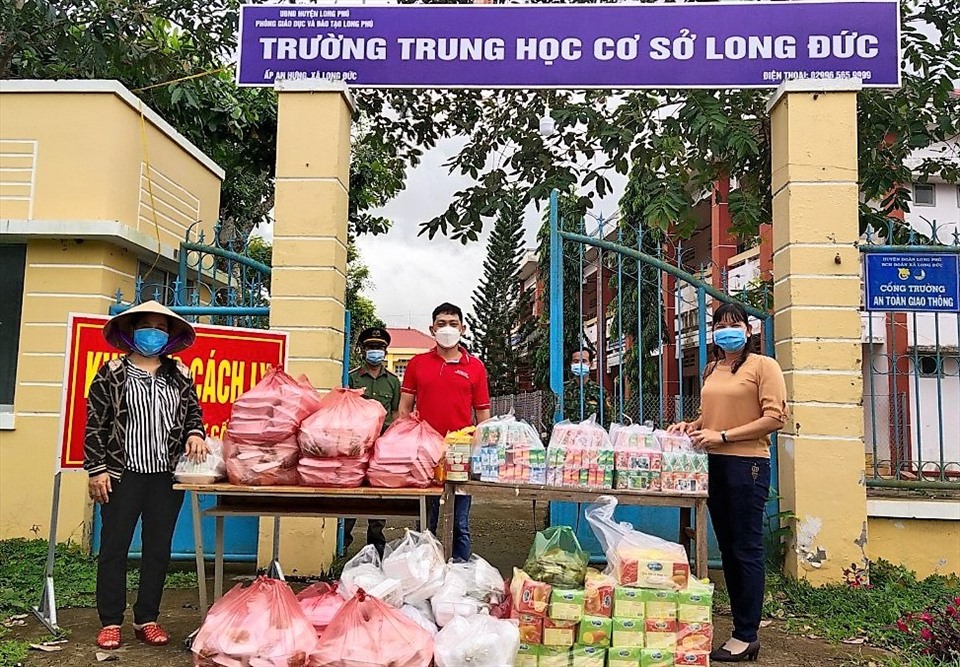 Đồng chí Trương Thị Loan Anh - Chủ tịch LĐLĐ huyện Long Phú (bìa trái) - trao các phần quà đến Khu cách ly trường THCS Long Đức.