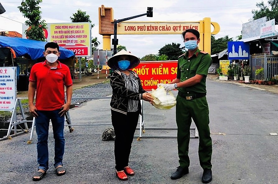 Lãnh đạo LĐLĐ huyện trao những suất cơm đến Chốt kiểm soát dịch xã Tân Thạnh, Long Phú.