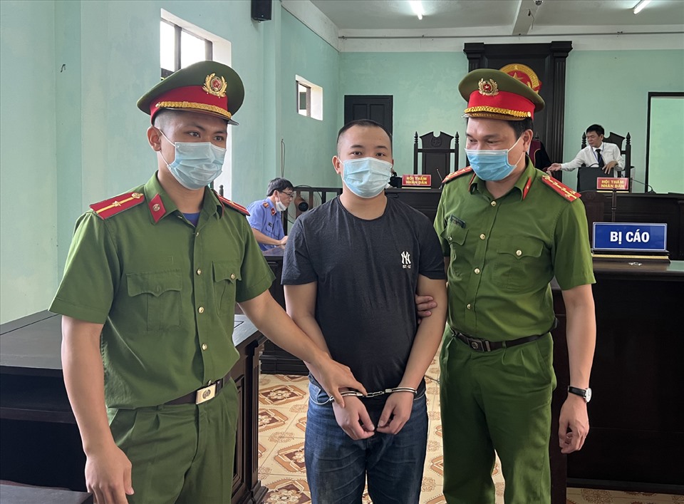 Bị cáo Hà Minh Đạo tại phiên xét xử về tội “Chống người thi hành công vụ“. Ảnh: CATH