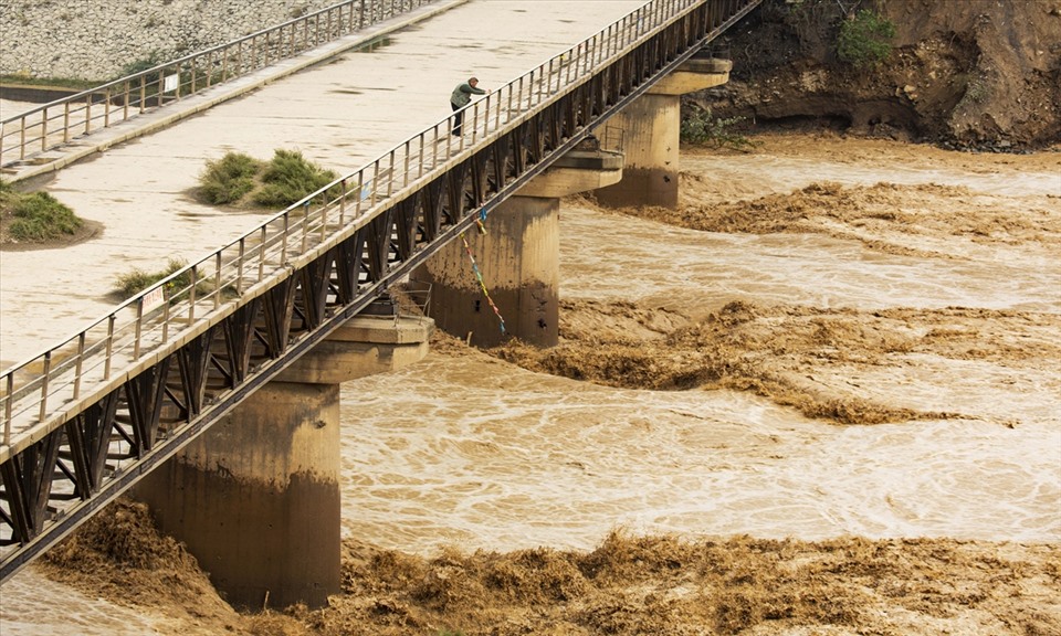 Đập thuỷ điện Tiểu Lãng Để trên sông Hoàng Hà bắt đầu xả lũ vào ngày 7.10 ở tỉnh Sơn Tây, miền Bắc Trung Quốc. Ảnh: VCG
