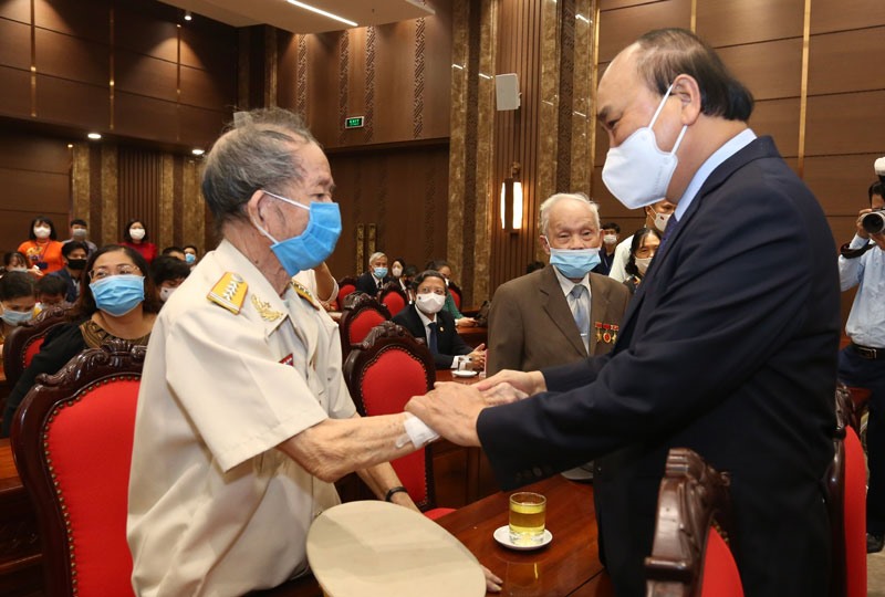 Chủ tịch nước Nguyễn Xuân Phúc với các đại biểu.