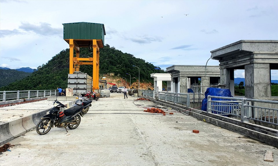 Cụm công trình hồ chứa Sông Cái đang hoàn thiện để nghiệm thu, tích nước. Ảnh: Huỳnh Hải.