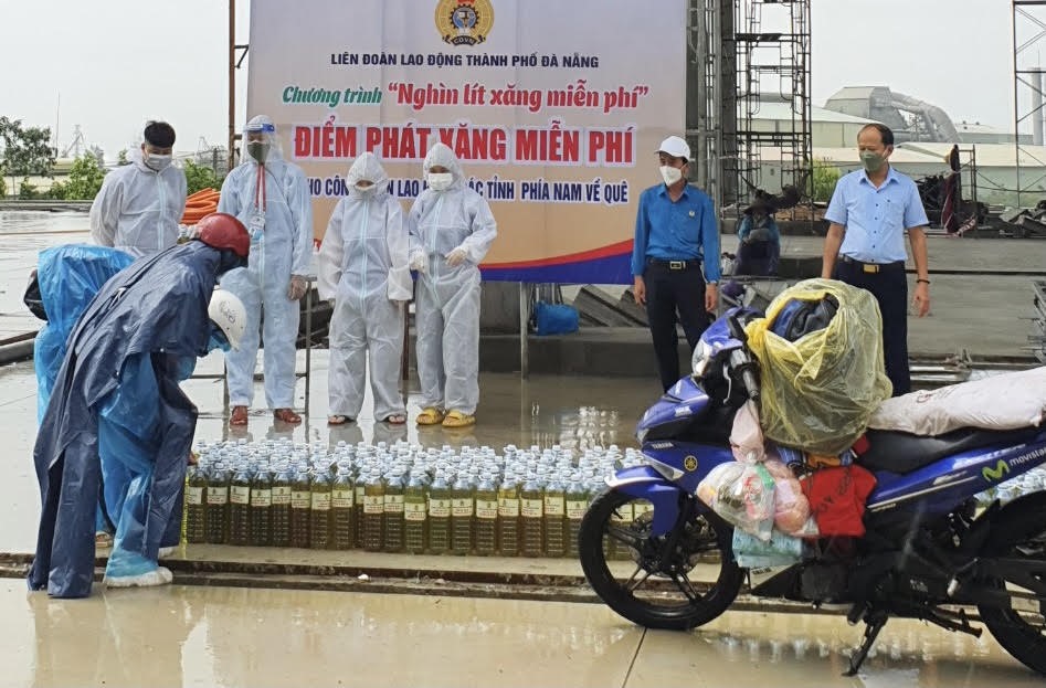Điểm tiếp xăng cho người lao động các tỉnh phía Nam về quê ngang qua địa phận Đà Nẵng được Liên đoàn Lao động thành phố Đà Nẵng tổ chức gần hầm Hải Vân