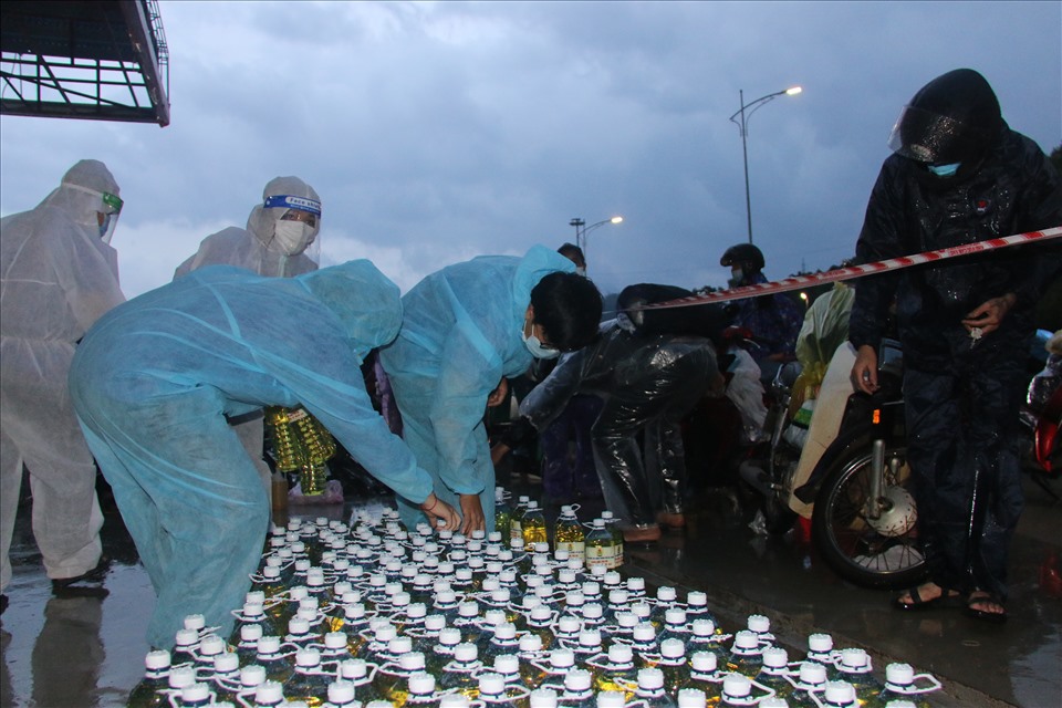 Có 10.000 lít xăng được đựng trong chai nhựa 1,5 lít, được tổ chức Công đoàn thành phố Đà Nẵng trao cho người lao động.