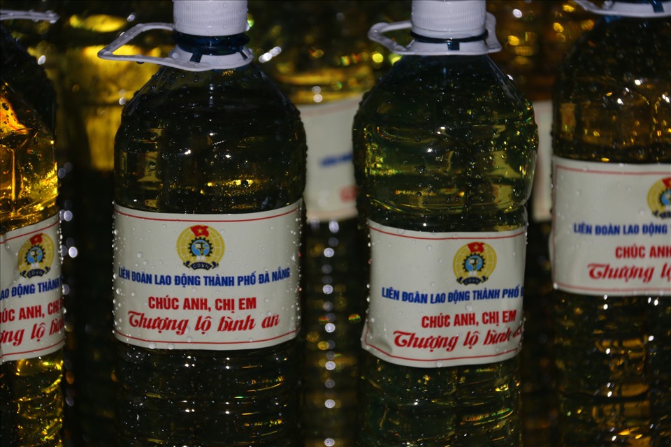 Trên mỗi chai xăng có lời cầu chúc của Tổ chức Công đoàn thành phố Đà Nẵng gởi đến người lao động.