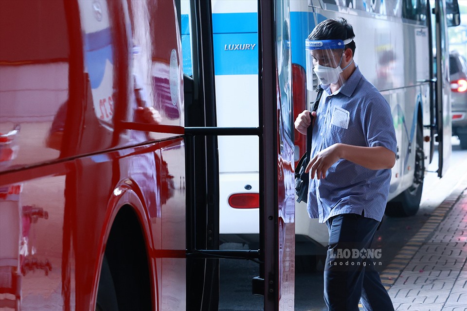 Bác sĩ Nguyễn Trung Nguyên, khoa Chống độc Bệnh viện Bạch Mai trở về khách sạn Công đoàn thực hiện cách ly theo quy định của Bộ Y tế. Ảnh: Hải Nguyễn