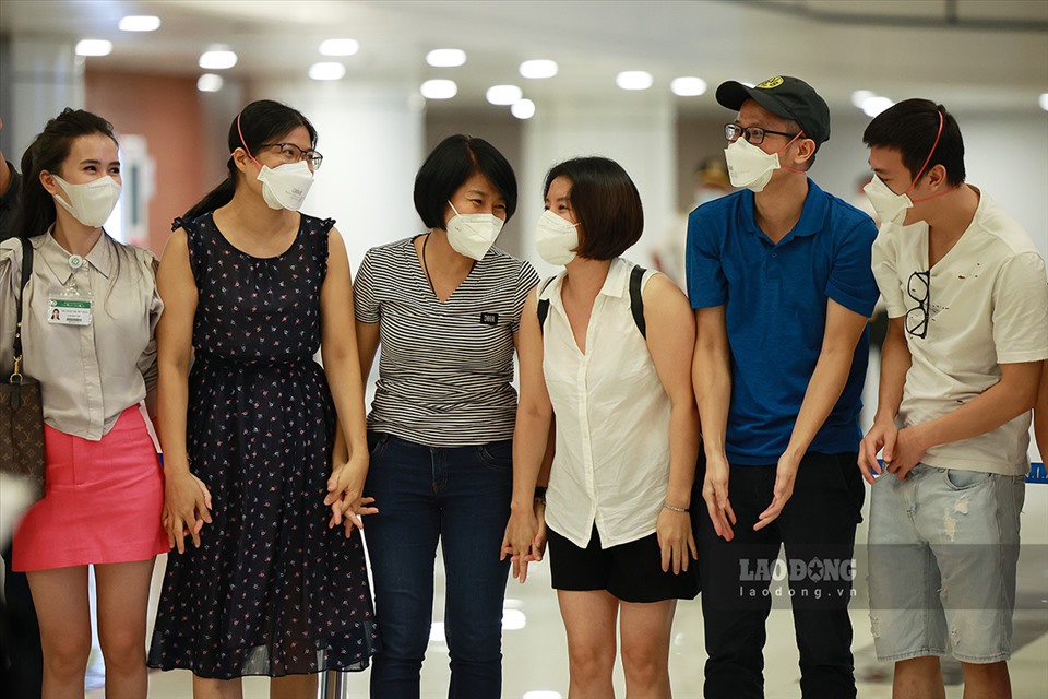 Nhân viên y tế từ TP.HCM xuống sân bay Nội Bài chiều tối 8.10. Ảnh: Hải Nguyễn