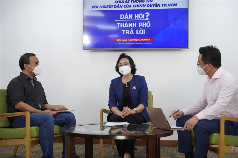 Bà Phan Thị Thắng dự chương trình livestream Dân hỏi TP trả lời.  Ảnh: TTBC
