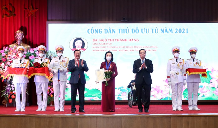 Bí thư Thành ủy Hà Nội Đinh Tiến Dũng và Chủ tịch UBND Thành phố Chu Ngọc Anh trao danh hiệu “Công dân Thủ đô ưu tú” năm 2021 cho các cá nhân