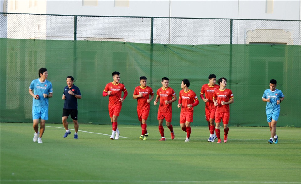 Theo đó, nhóm cầu thủ đá chính ở trận gặp tuyển Trung Quốc ở lại khách sạn tập phục hồi. Còn lại, các cầu thủ dự bị ra sân tiếp tục luyện tập hoàn thiện chiến thuật dưới sự hướng dẫn của trợ lý Lee Young-jin. Ảnh: VFF