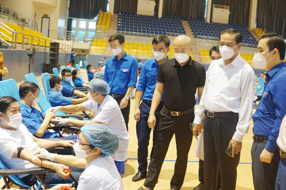 Ông Võ Trọng Hải - Chủ tịch UBND tỉnh Hà Tĩnh (áo trắng) đến kiểm tra, động viên cán bộ, nhân viên y tế và tình nguyện viên tham gia hiến máu. Ảnh: TT.