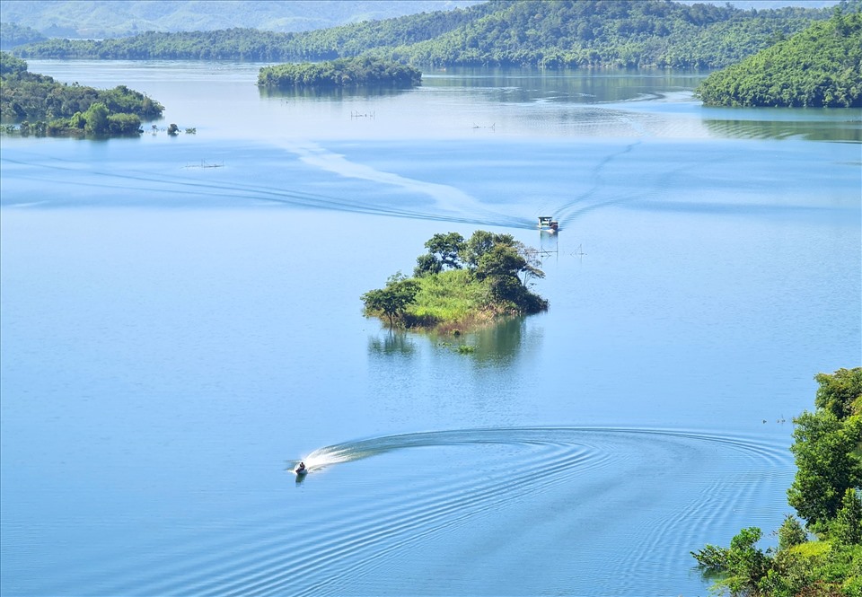 Từ tháng 10 năm trước đến tháng 3 năm sau là thời điểm mực nước ở hồ Tà Đùng dâng cao và đẹp nhất.