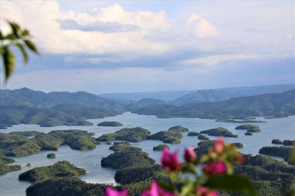 Nỗi bật nhất ở Hồ Tà Đùng là việc nơi đây có hơn 40 hòn đảo lớn nhỏ khác nhau.