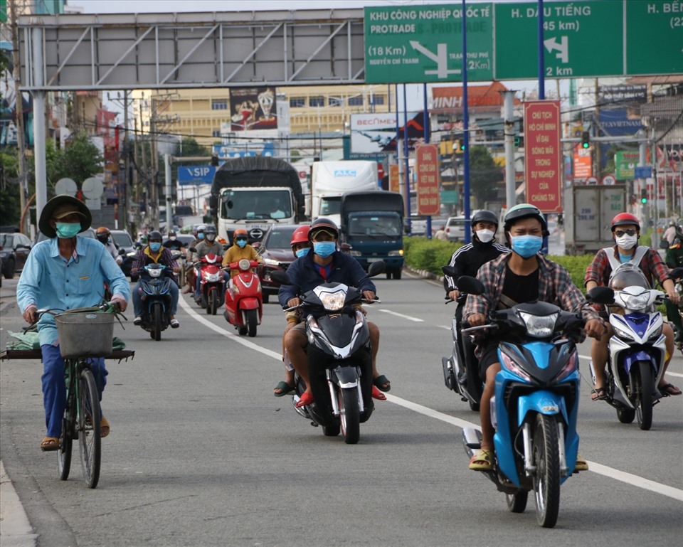Tấp nập nhất là ngã tư chợ Đình giao nhau gữa quốc lộ 13 với đường Phú Lợi, Yesin. Khu vực này cũng không còn chốt kiểm soát nào, người dân được tự do lưu thông đi thực hiện các giao dịch.
