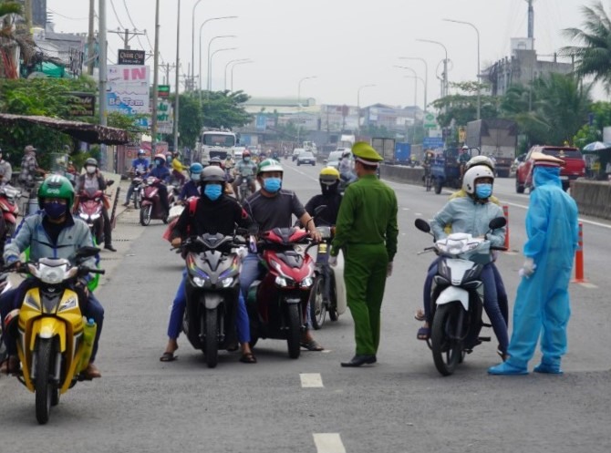 Đáng chú ý, tỉnh Bình Dương đã đồng ý cho phép người lao động ở thành phố Thuận An, Dĩ An sử dụng phương tiện cá nhân lưu thông liên tỉnh qua thành phố Thủ Đức - TP.HCM. Khi di chuyển người dân cần mang theo