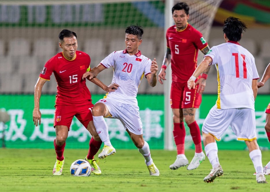 Tuyển Việt Nam thua tuyển Trung Quốc 2-3, trong đó việc thay trung vệ của ông Park Hang-seo đã phản tác dụng. Ảnh: VFF.
