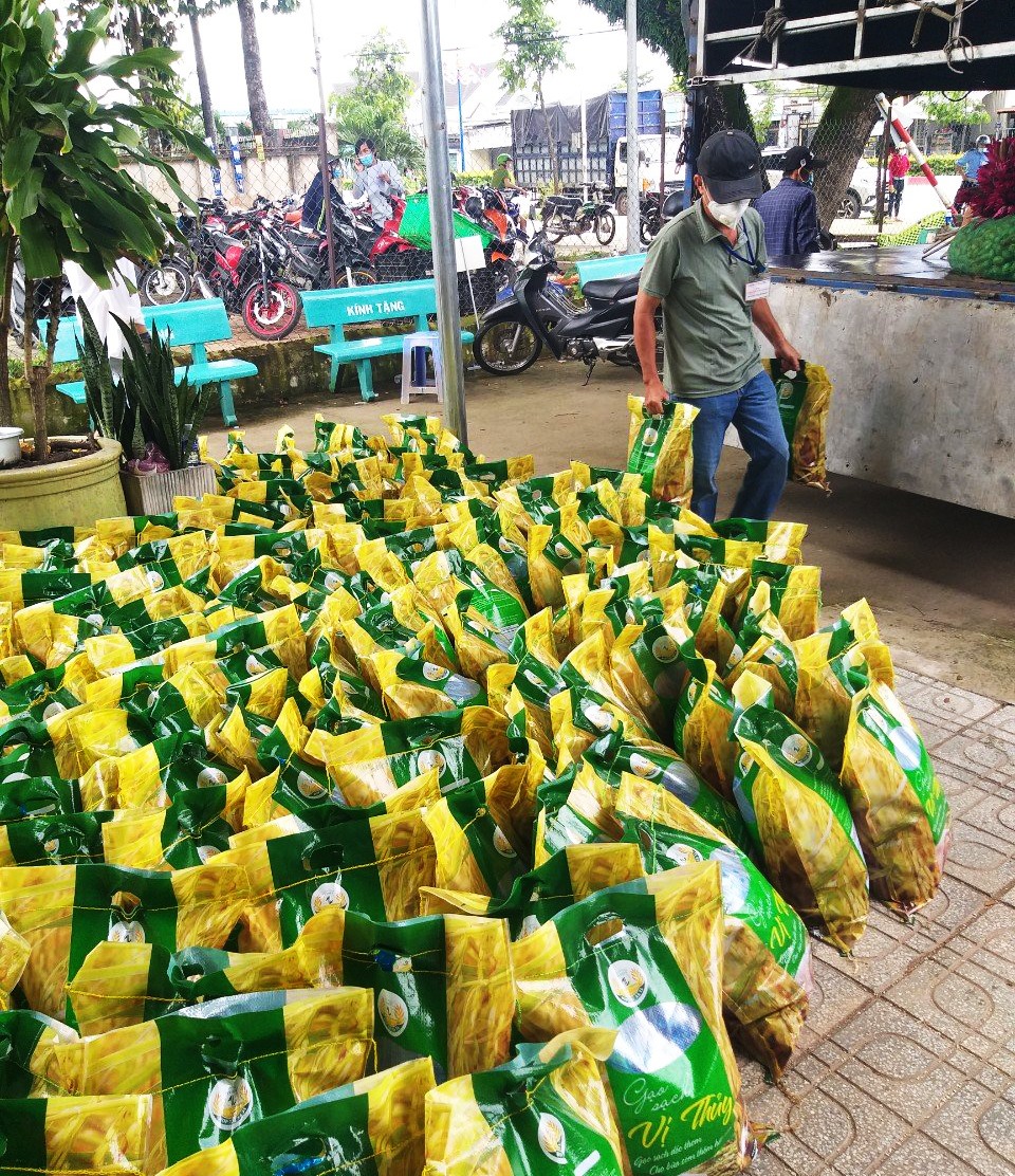 Đặc biệt, Bộ TT&TT đã phối hợp với Bộ NNPTNT, Bộ Công Thương triển khai đưa nông sản lên sàn thương mại điện tử, giúp nông dân tiếp cận với phương thức thương mại hiện đại. Các sản phẩm nông nghiệp của các hộ sản xuất kinh doanh sẽ được hỗ trợ quảng bá sản phẩm, giao dịch mua bán trên 2 sàn thương mại điện tử: Postmart.vn của Tổng Công ty Bưu điện Việt Nam và voso.vn của Tổng Công ty cổ phần bưu chính Viettel.