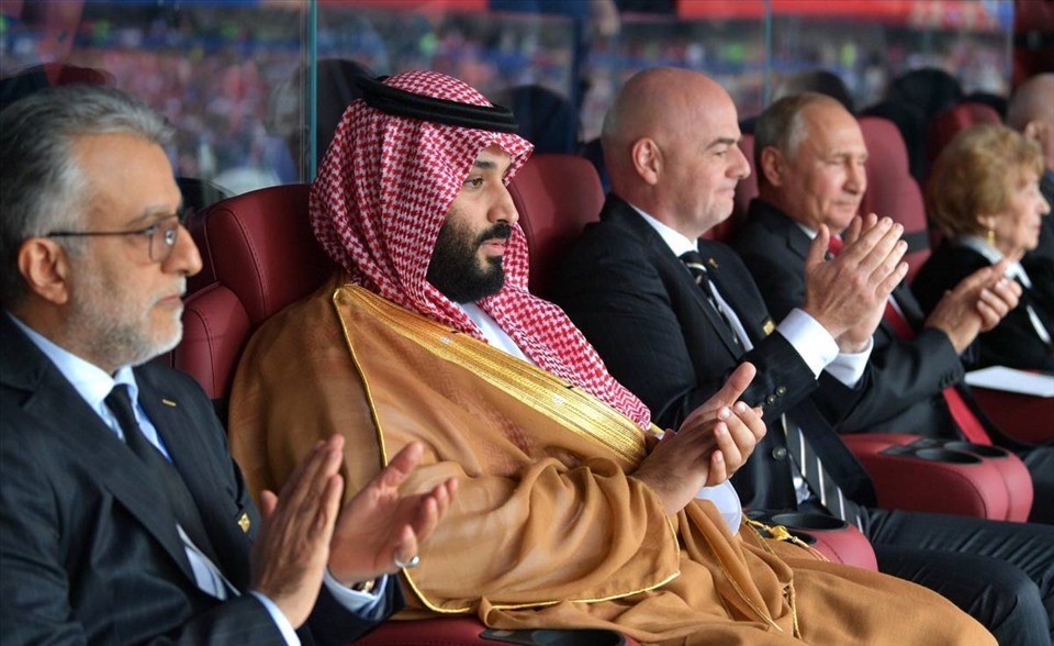 Thái tử Mohammed bin Salman cùng xem trận Nga - Saudi Arabia với Chủ tịch FIFA Gianni Infantino và Tổng thống Putin tại Moscow năm 2018. Ảnh: FIFA.