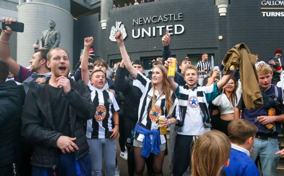 Niềm vui bất tận của cổ động viên Newcastle. Ảnh: AFP.