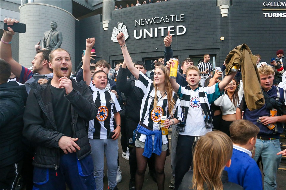 Người hâm mộ Newcastle vui mừng khi CLB được các ông chủ Ả Rập mua lại. Ảnh: The Sun