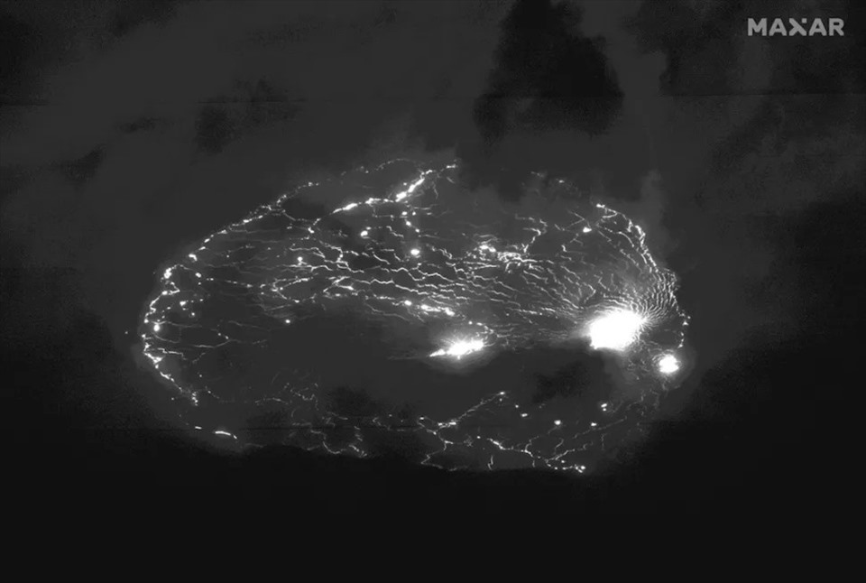 Vệ tinh WorldView-3 của Maxar Technologies chụp hình ảnh toàn sắc về dung nham núi lửa Kīlauea vào đêm ngày 30.9.2021. Ảnh: Maxar Technologies
