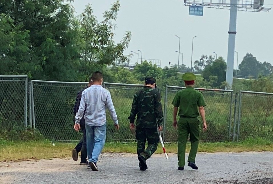 Lực lượng liên ngành Chốt số 3 đưa Trần Văn Cường và Phan Văn Kiên về Chốt. Ảnh Công an Hải Phòng