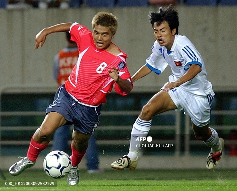Năm 2003, tuyển Việt Nam (thực chất nòng cốt là U23 Việt Nam) do cố huấn luyện viên Alfred Riedl dẫn dắt, tham dự vòng loại Asian Cup 2004 cùng bảng E cùng tuyển Hàn Quốc, Oman và Nepal.
